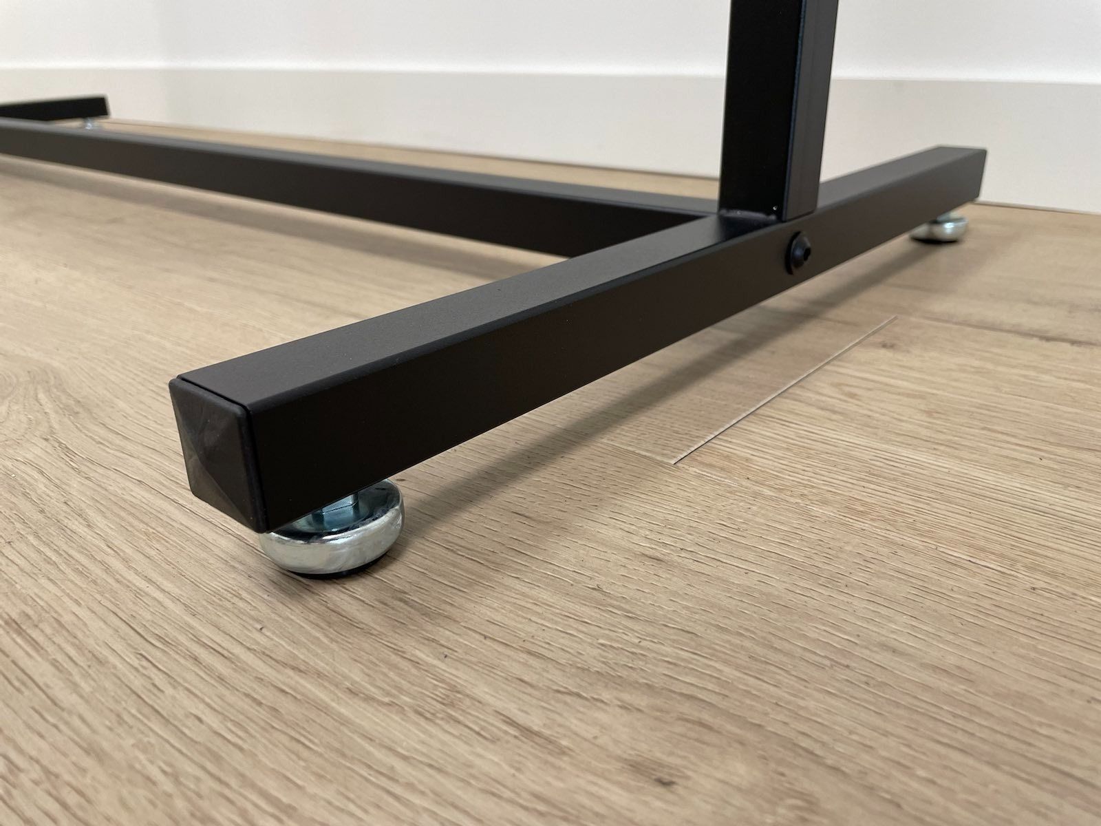 Kledingrek design zwart detail onderzijde