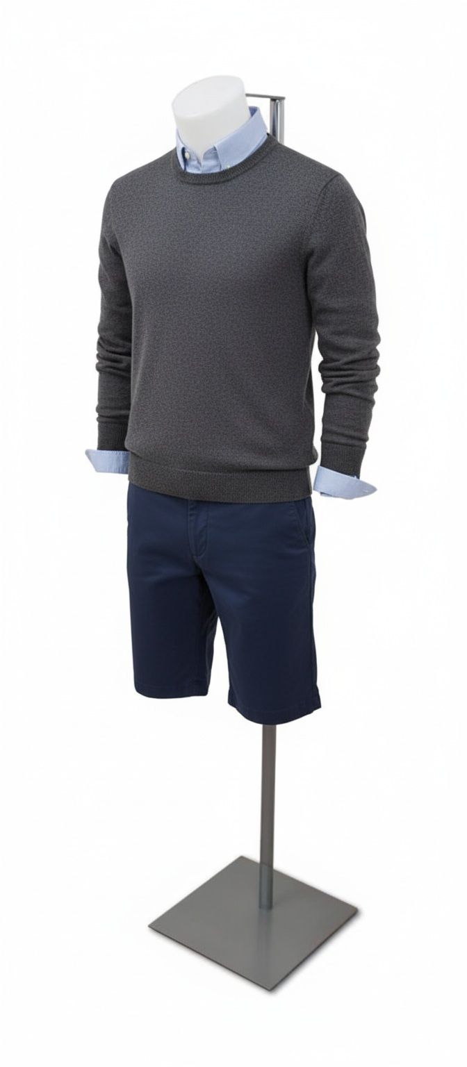 Torso man wit op voet
