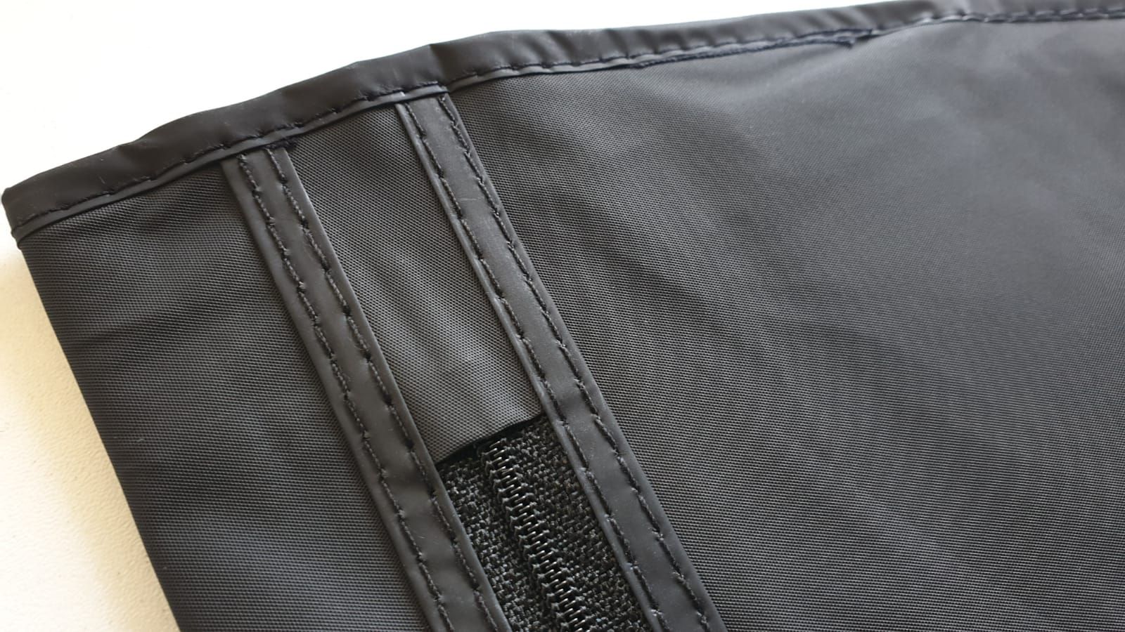 Enkele kledinghoes L 100cm met rits zwart.