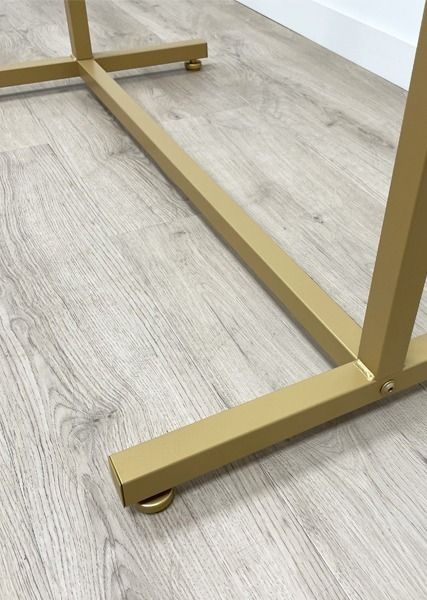 Kledingrek design recht mat goud 90 x 125 cm detail voet
