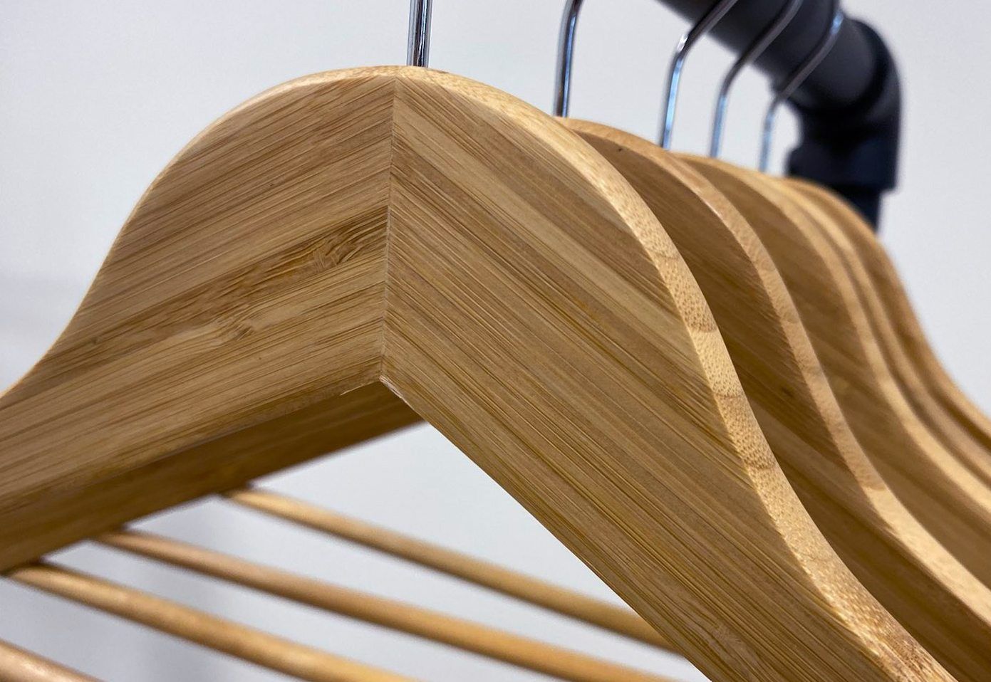 Kledinghanger bamboe 44cm close up