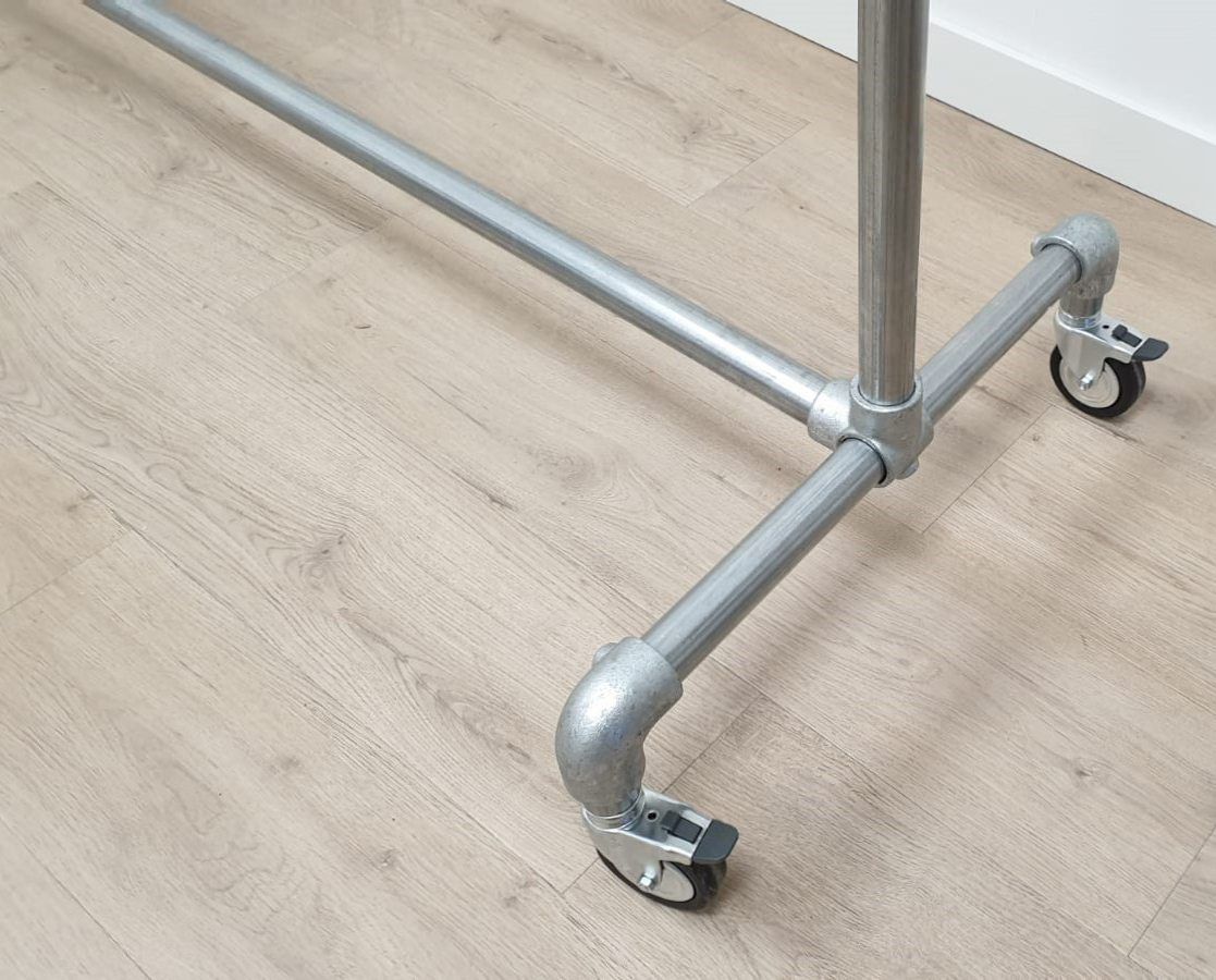 Steigerbuis kledingrek op wielen 156 cm breed verzinkt detail