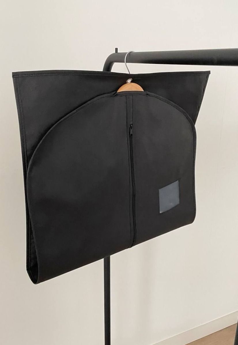 Enkele kledinghoes met venster Non Woven. 100x60 cm met rits zwart.