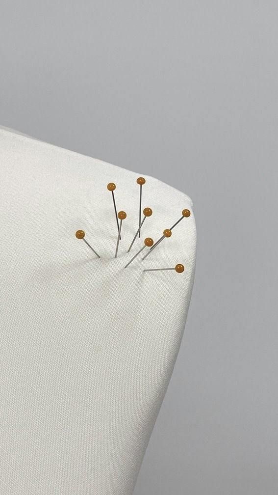 Detail spelden wit